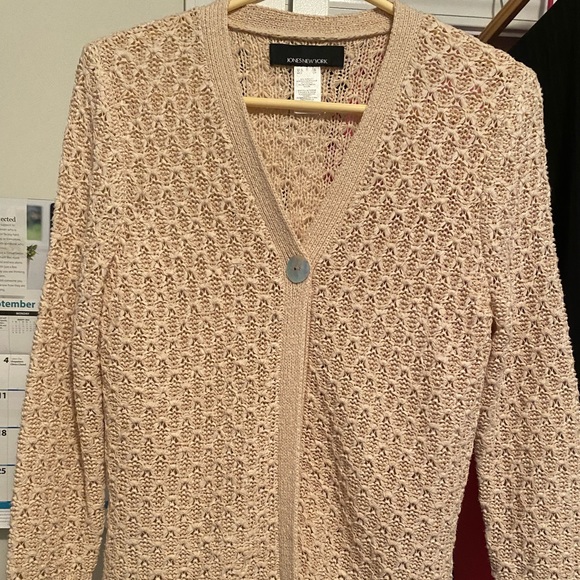Jones New York Sweaters - Jones New York sweater with shell button